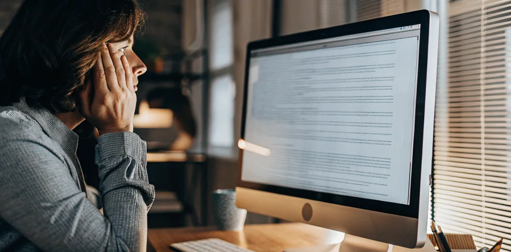 A person looking at a warning about risks in unregulated online casinos.