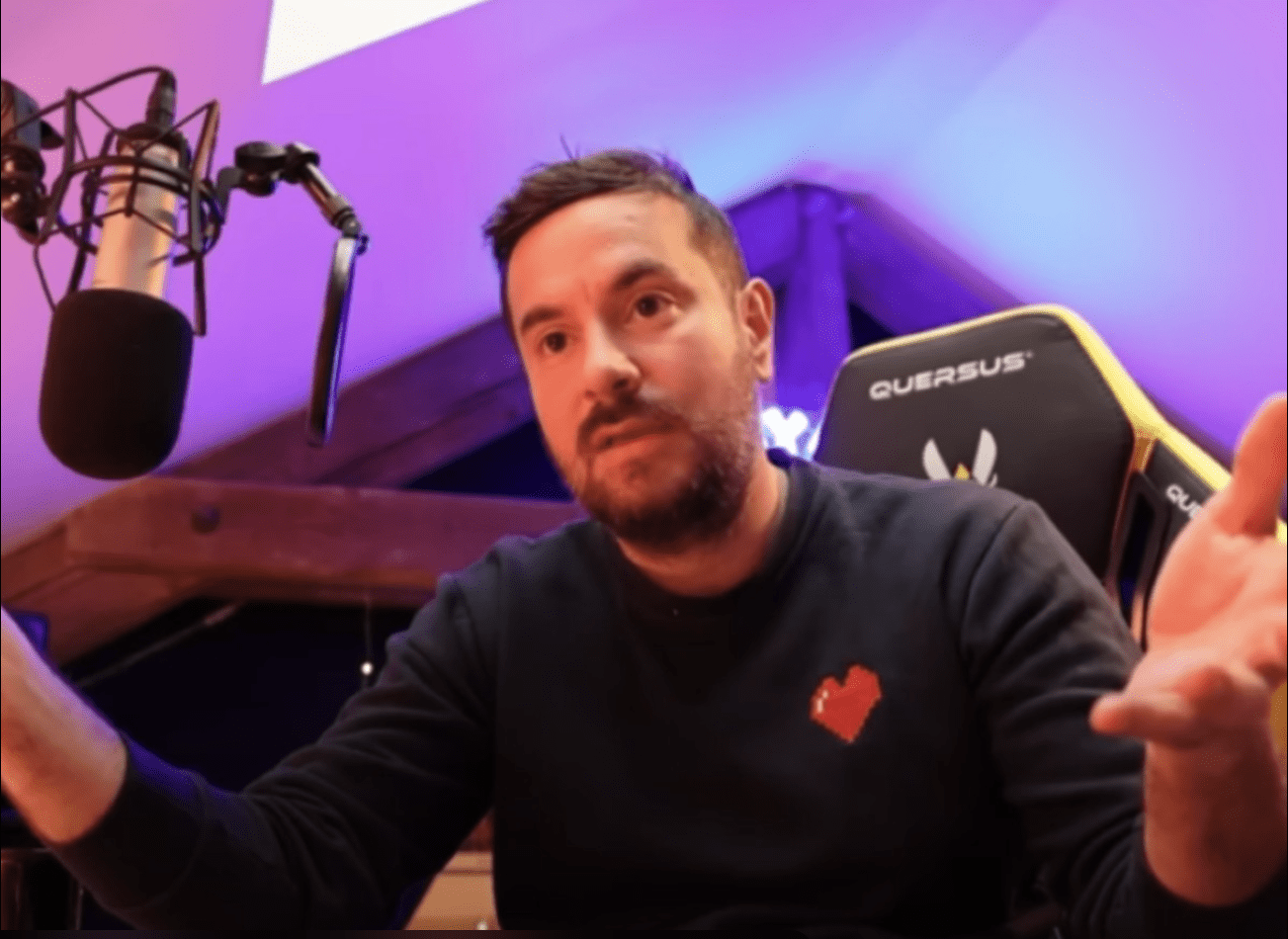 Kyan Khojandi apparaît à la télévision avec des cheveux, provoquant surprise et réactions immédiates du public.