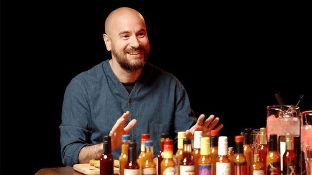 Kyan Khojandi sur un plateau de télévision très médiatisé, adoptant une attitude neutre face aux réactions sur son apparence.