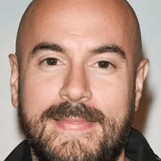 Kyan Khojandi sur scène avec son apparence habituelle, crâne rasé, avant la mise en scène autour des cheveux.