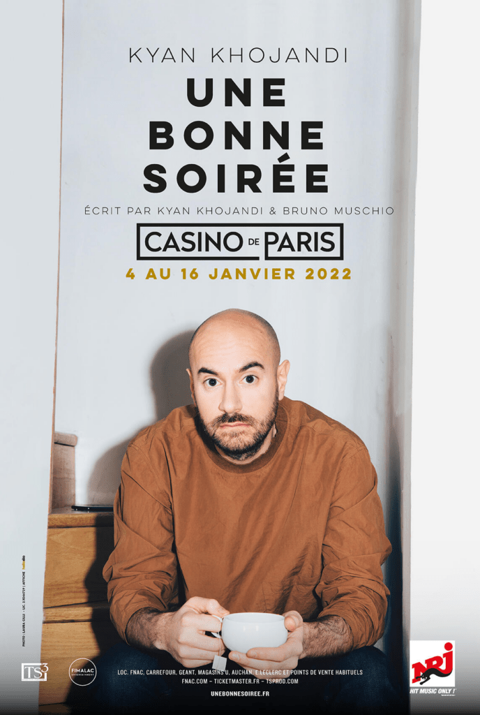 Kyan Khojandi sur scène dans le spectacle « Une Bonne Soirée », où l’humour prolonge la réflexion initiée hors scène.