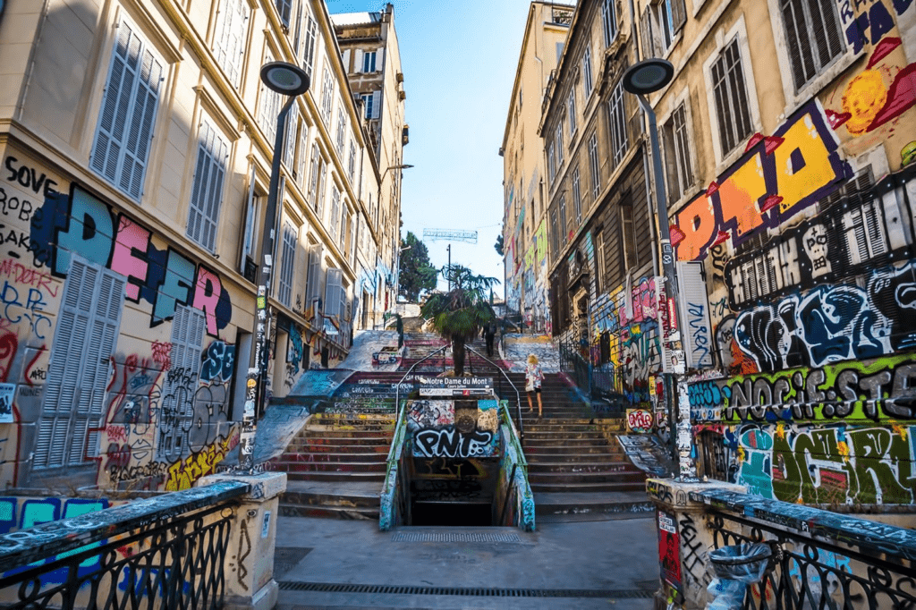 Rue populaire du centre de Marseille, décor culturel et social dans lequel s’est construite la famille Bougheraba.