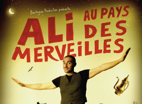 Ali Bougheraba sur scène, mêlant formation théâtrale classique et humour populaire.