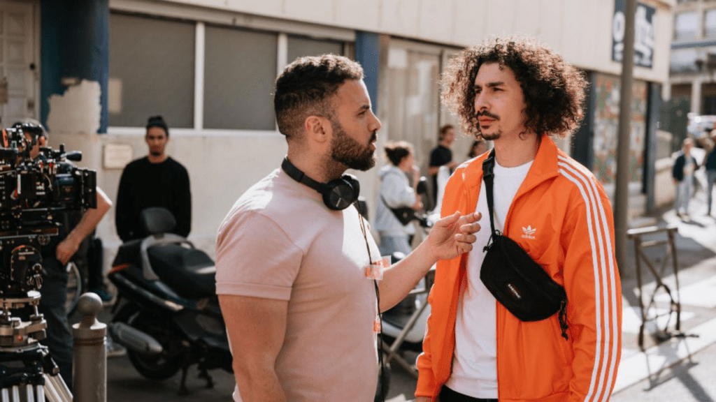 Hakim Bougheraba sur un plateau de tournage, illustrant son passage de la collectivité au cinéma.