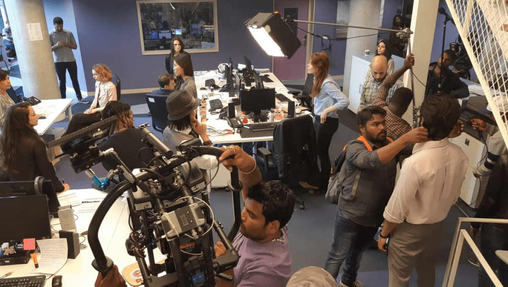 Tournage de film en Inde avec une équipe française, symbole de l’ouverture internationale des projets Bougheraba.