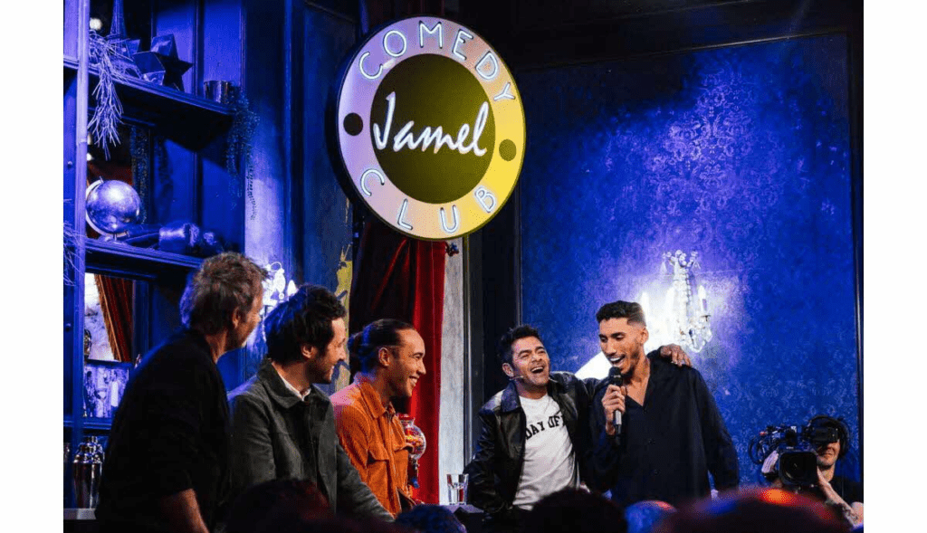 La troupe du Jamel Comedy Club réunie sur scène lors d’un spectacle collectif rythmé et énergique.