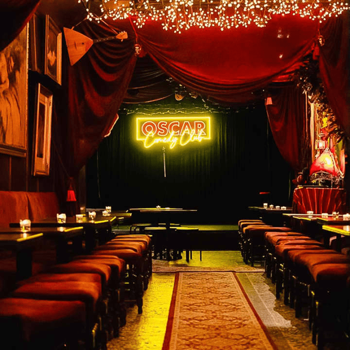 Intérieur du Jamel Comedy Club à Paris, salle intimiste favorisant la proximité entre artistes et public.