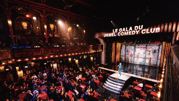 Interaction directe entre un humoriste du Jamel Comedy Club et le public lors d’une soirée de stand-up.