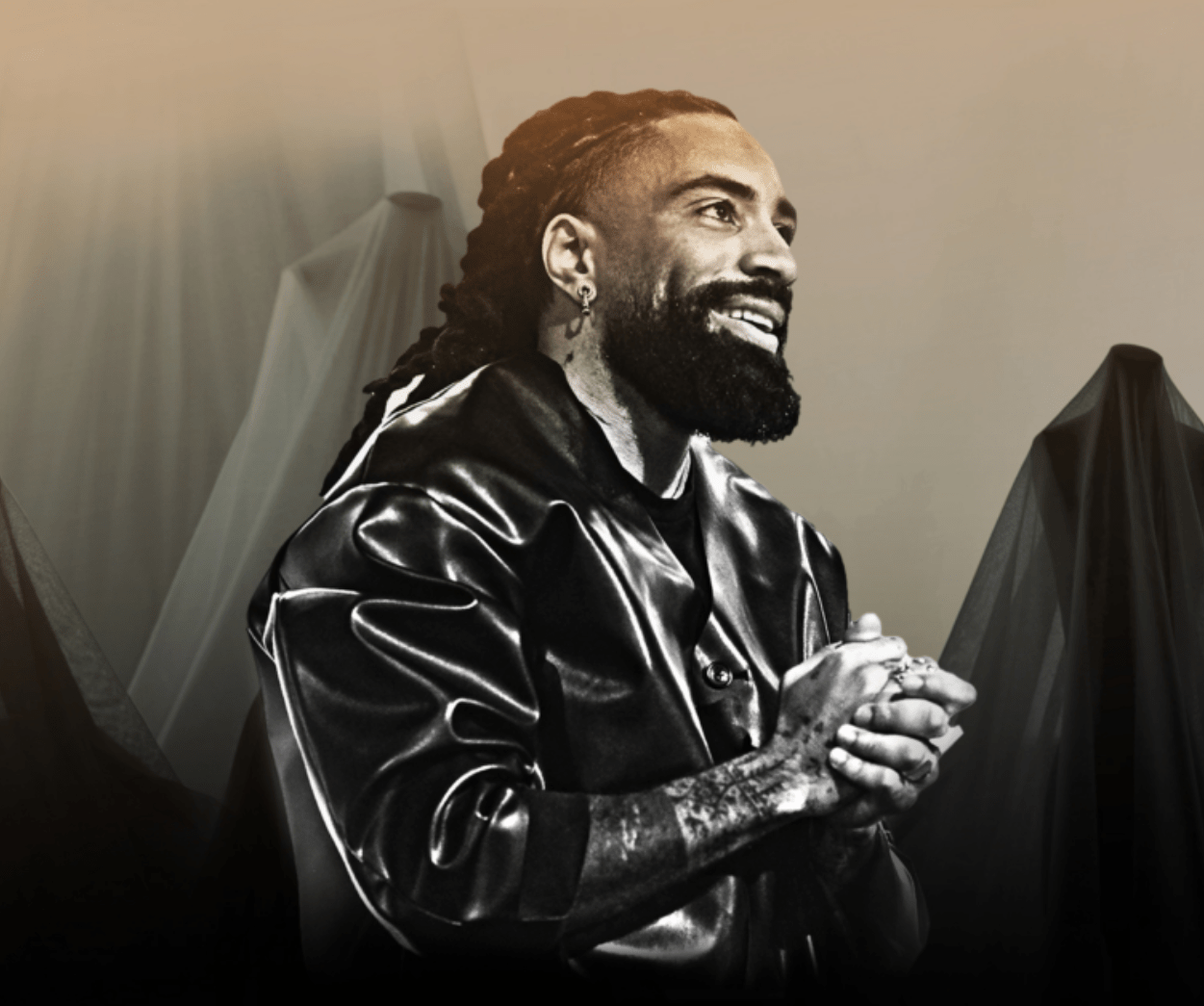 Fary sur scène lors d’un spectacle de stand-up à Paris, costume élégant et mise en scène minimaliste.