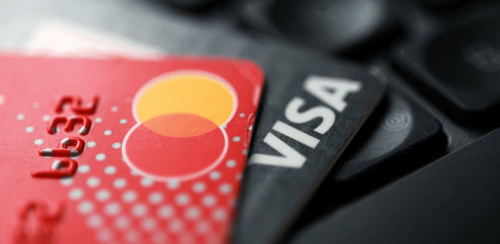 Cartes Visa et Mastercard à côté d’une interface PayPal et Skrill avec icône cadenas indiquant paiement sécurisé en ligne
