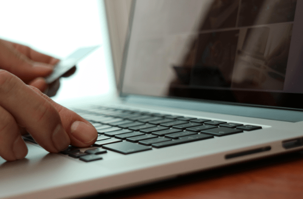 Utilisateur remplissant un formulaire d’inscription sur un casino en ligne et consultant les conditions avant un premier dépôt
