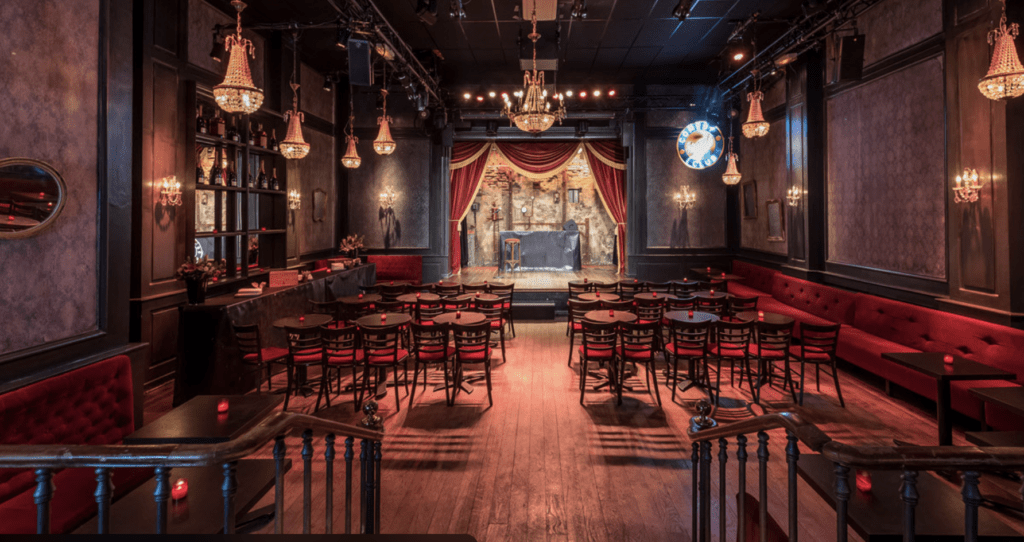 La scène du Jamel Comedy Club à Paris, lieu emblématique de révélation des talents du stand-up français.