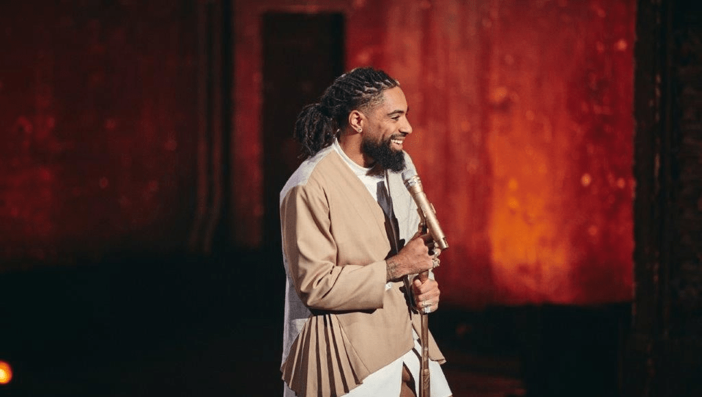 Fary sur scène dans le spectacle « Hexagone », abordant l’identité et les contradictions de la société française.