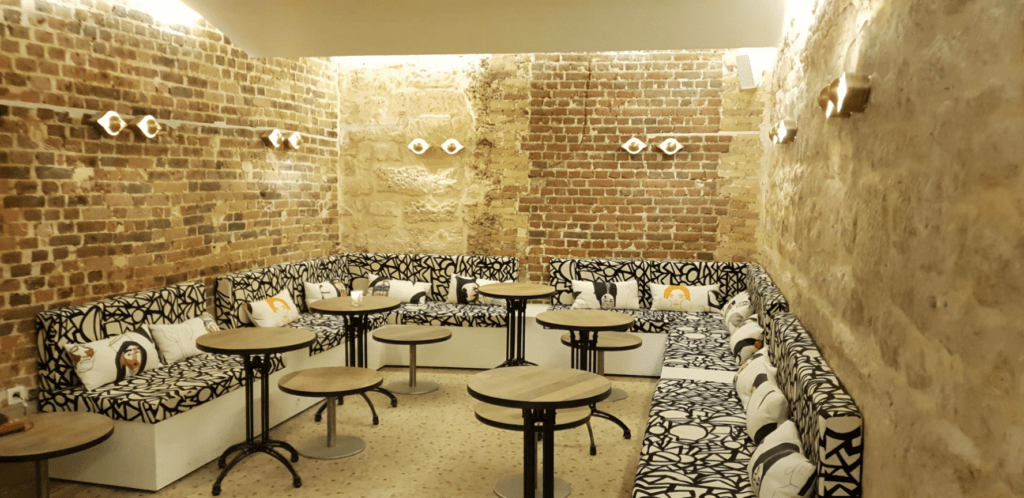 Intérieur du comedy club Madame Sarfati à Paris, fondé par Fary pour soutenir la nouvelle génération d’humoristes.